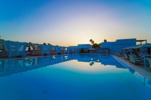 piscina in notturno